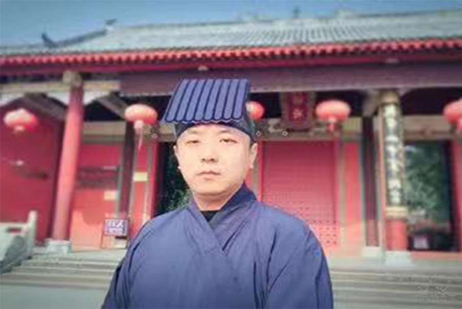 脸上日月角的伤疤，预示着运势变化，要特别注意！